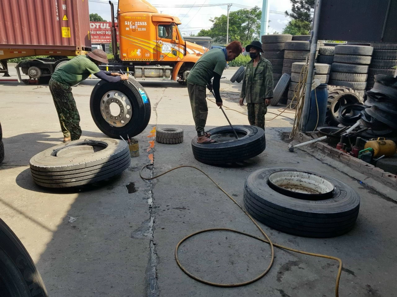 Dịch Vụ vá vỏ ,thay vỏ Xe tại công ty khách hàng