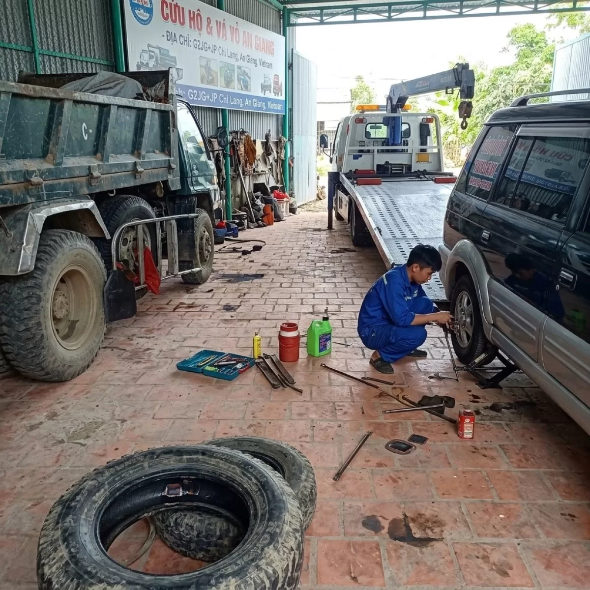 LÀM LỐP LƯU ĐỘNG THAY ẮC QUY ẤP VÔI 2