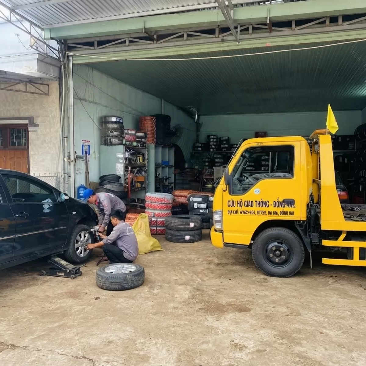 VÁ VỎ CỨU HỘ LỐP XUYÊN ĐÊM KHÔNG NGHỈ
